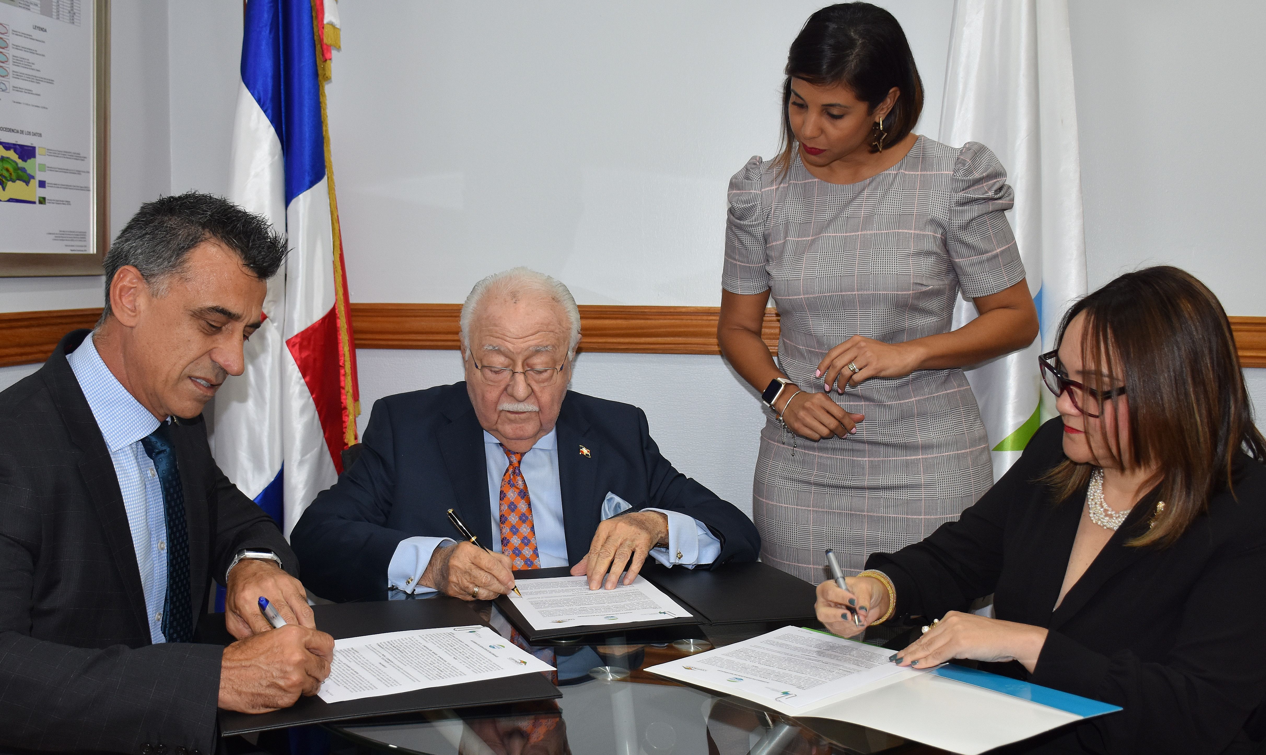 Ministerio Energía y Minas firma acuerdo con CORMIDOM