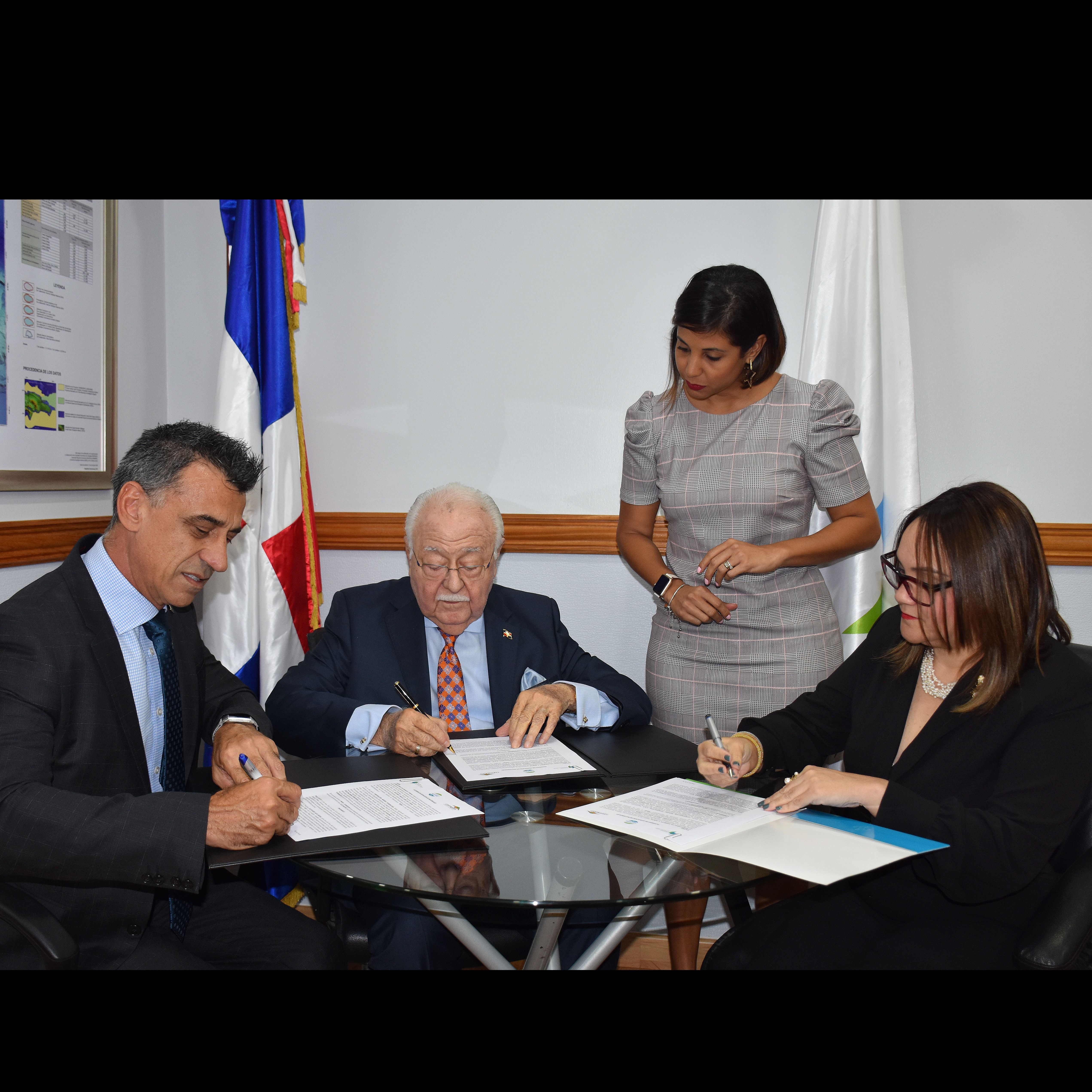 Ministerio Energía y Minas firma acuerdo con CORMIDOM