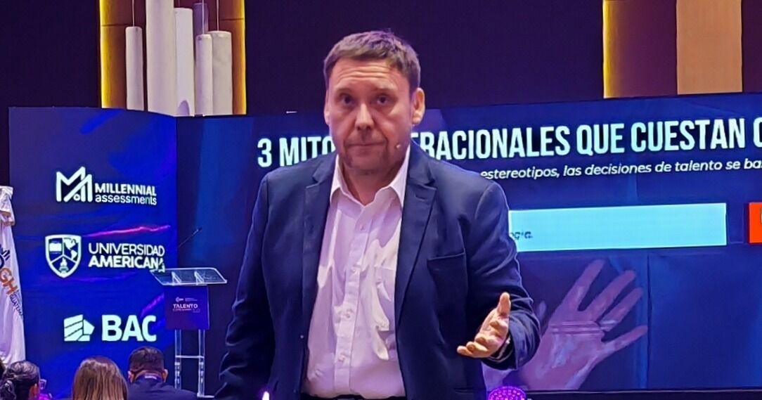 Marcelo Muñoz expuso en Guatemala sobre liderazgo multigeneracional y la nueva Generación IA