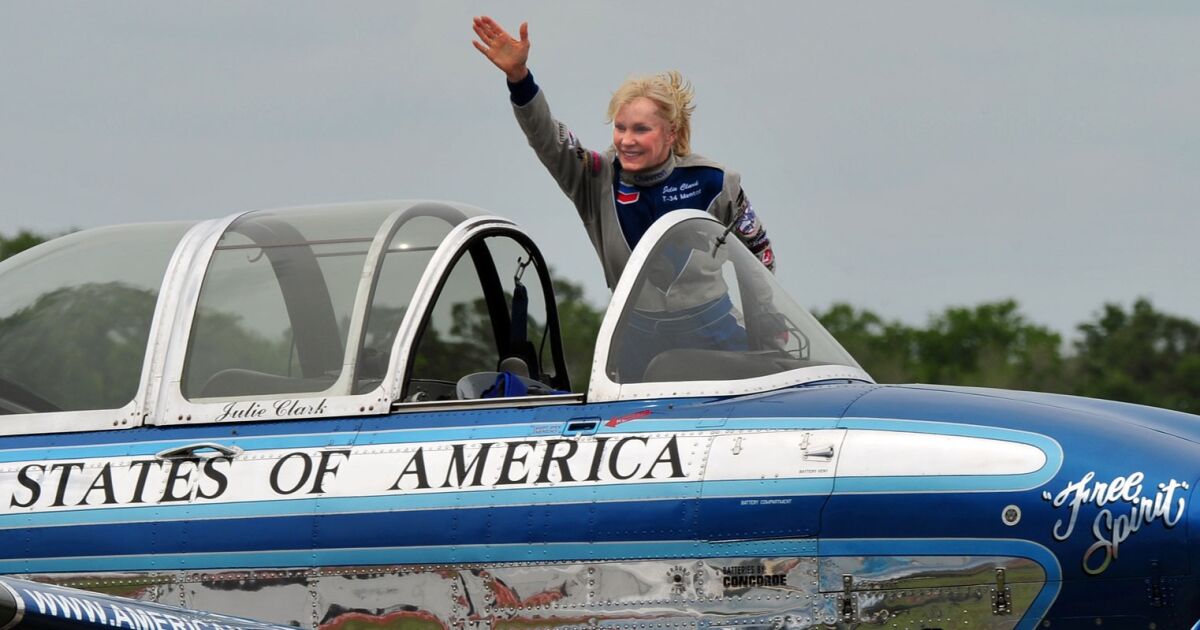 La pionera aviadora Julie Clark aterriza en Tampa para inspirar a la próxima generación de mujeres piloto