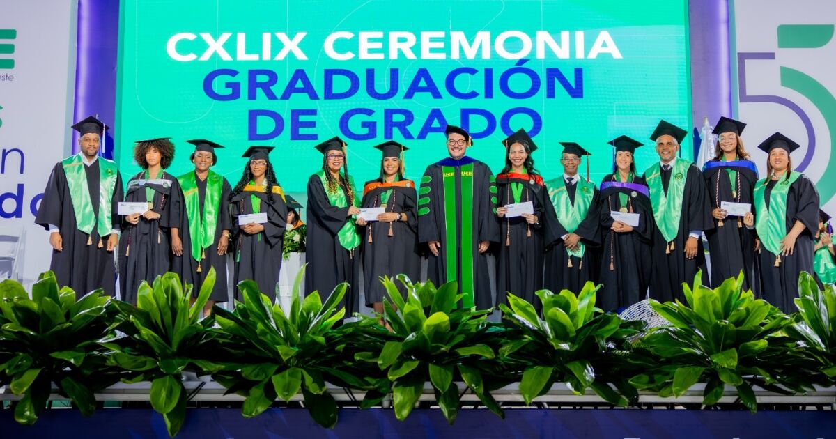 La UCE gradúa 915 nuevos profesionales en grado, posgrado y técnico superior