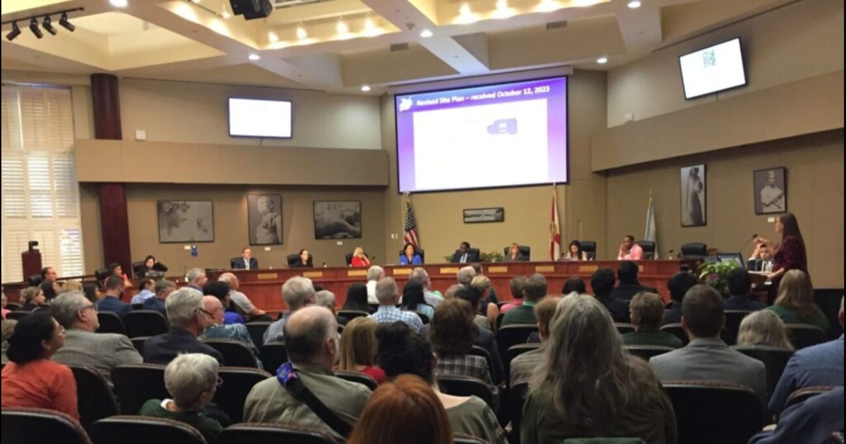 Legisladores quieren permitir que ciertos condados voten sobre límites de mandato de 8 años para los comisionados en Florida