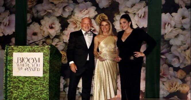 La comisionada del condado Miami-Dade, Vicki L. López, recibe el premio "Be a Voice" de la Fundación Voices for Children