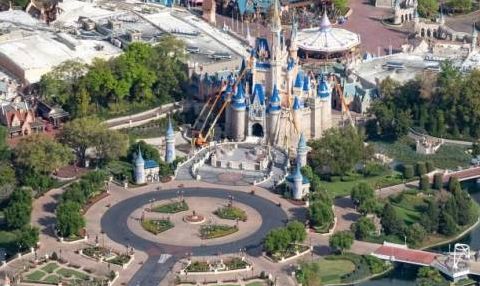 Parques de Disney en Florida planean reabrir para mediados de julio