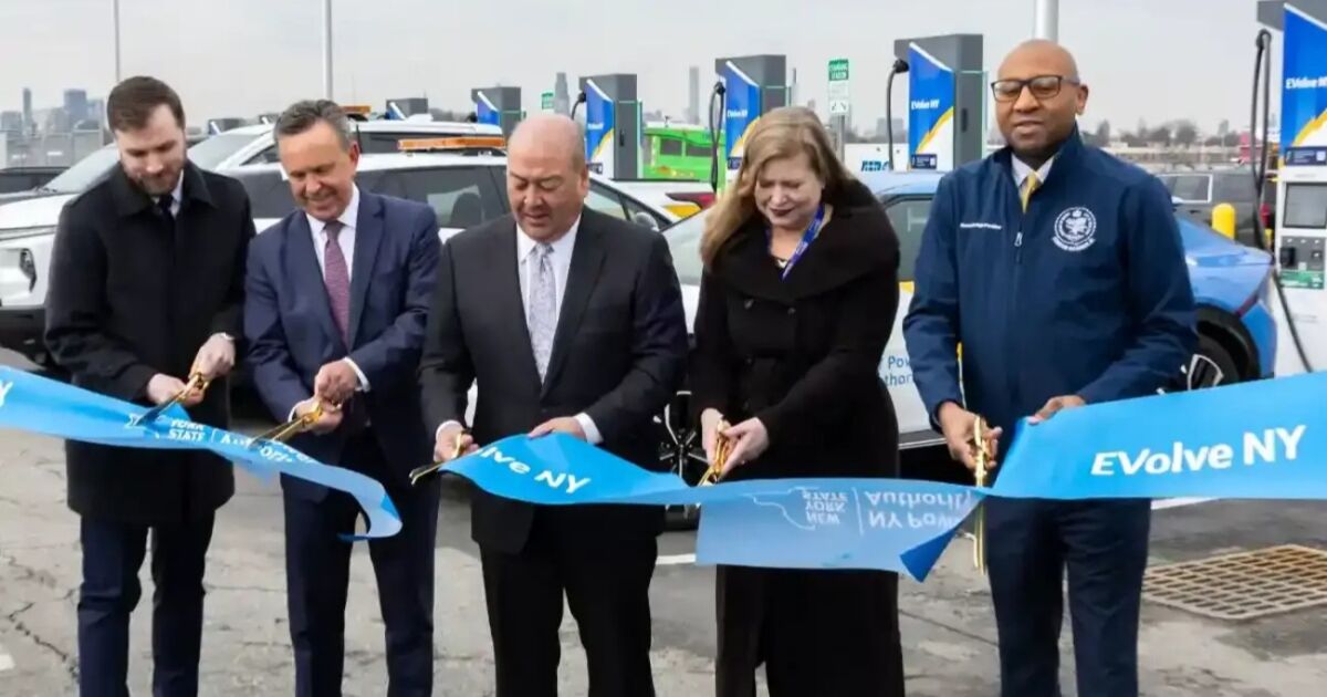 NYPA y la Autoridad Portuaria instalan cargadores rápidos para vehículos eléctricos en el Aeropuerto LaGuardia