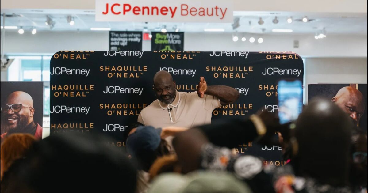 Shaquille O'Neal organiza el evento 'Suit Up' para los estudiantes de la Universidad Estatal de Clayton