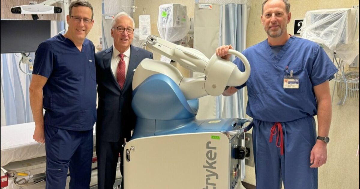 Centro Médico Saint Joseph recibe a cirujanos ortopédicos y presenta un robot quirúrgico de vanguardia