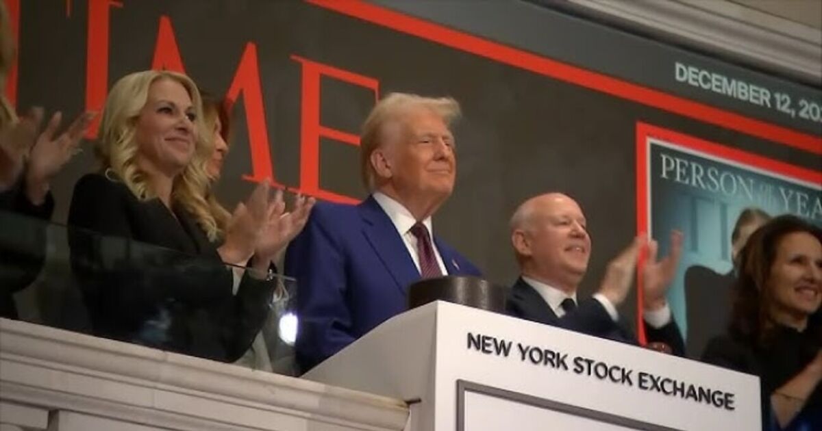 Trump, nombrado Personaje del Año por la revista Time, hace sonar la campana de apertura de la Bolsa de Nueva York