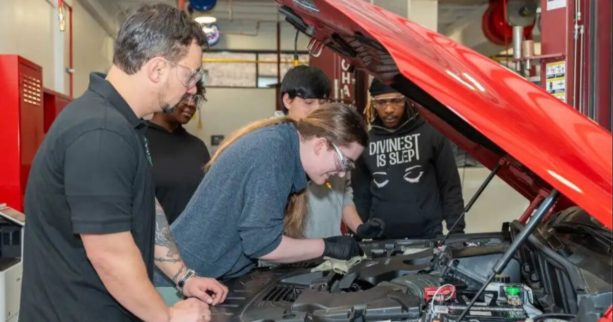Bronx Community College amplía su programa de automoción con una subvención de 60.000 dólares de General Motors