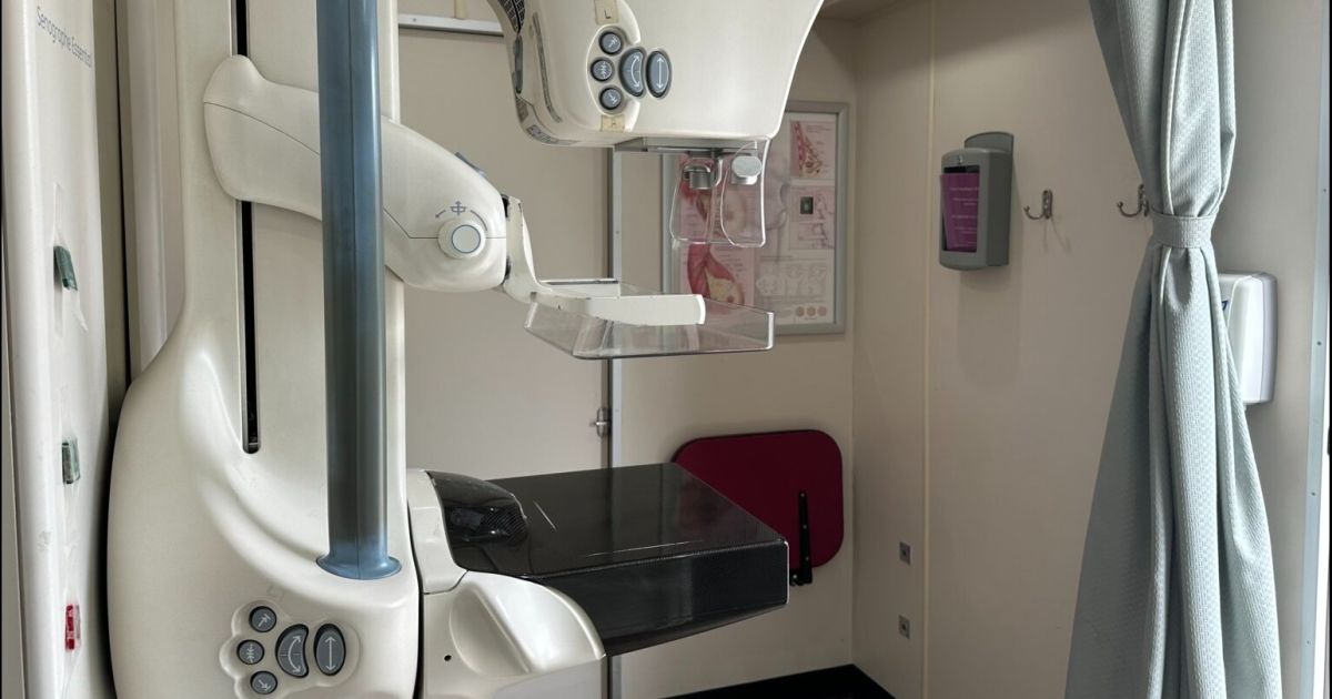 Autobús de mamografías en Whitestone para exámenes de detección de cáncer de mama