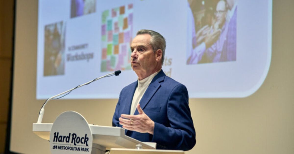 El CEO de Hard Rock International presenta la oportunidad del Metropolitan Park a la comunidad empresarial de Queens