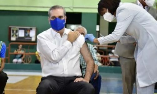 Abinader recibe primera dosis de vacuna