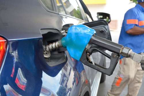 La gasolina premium baja un peso, la regular se mantiene igual y los gasoil bajan dos