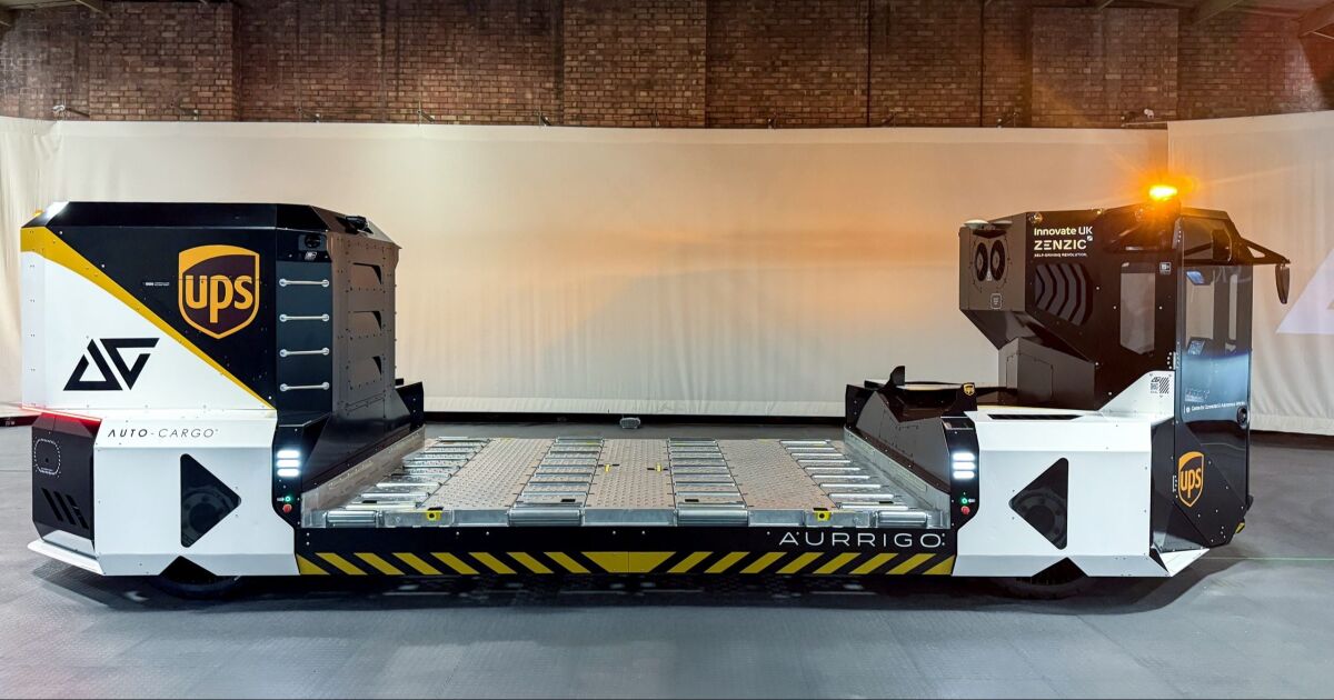 Auto-Dolly Tug y Auto-Sim con luz verde para expandirse en red global de aeropuertos