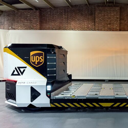 Auto-Dolly Tug y Auto-Sim con luz verde para expandirse en red global de aeropuertos