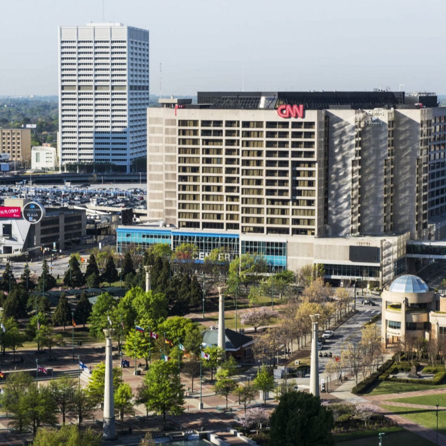 Empresa inmobiliaria adquiere icónico CNN Center