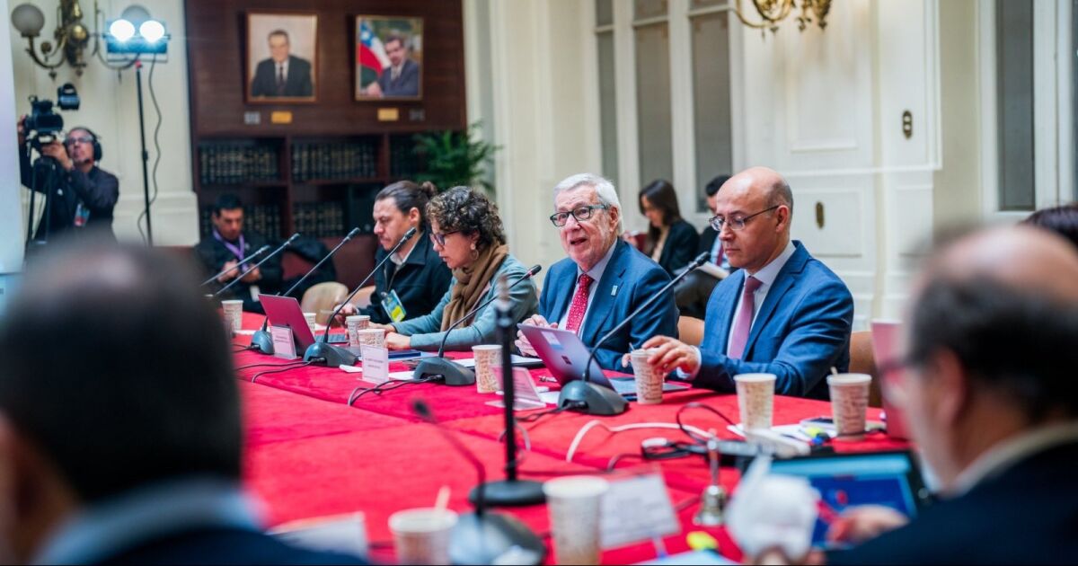 Canciller asiste a la Comisión de Medio Ambiente del Senado y da cuenta de la exitosa participación de Chile en la COP15 sobre humedales