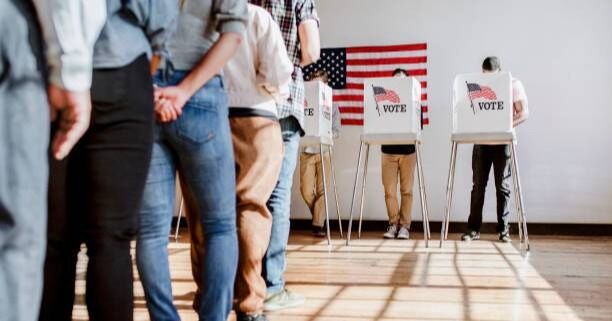 Trece candidatos compiten por la alcaldía de Miami en una contienda histórica