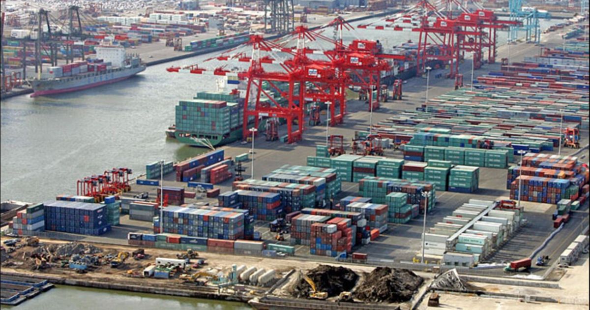 EEUU impone aranceles a importaciones chinas incluyendo equipos portuarios
