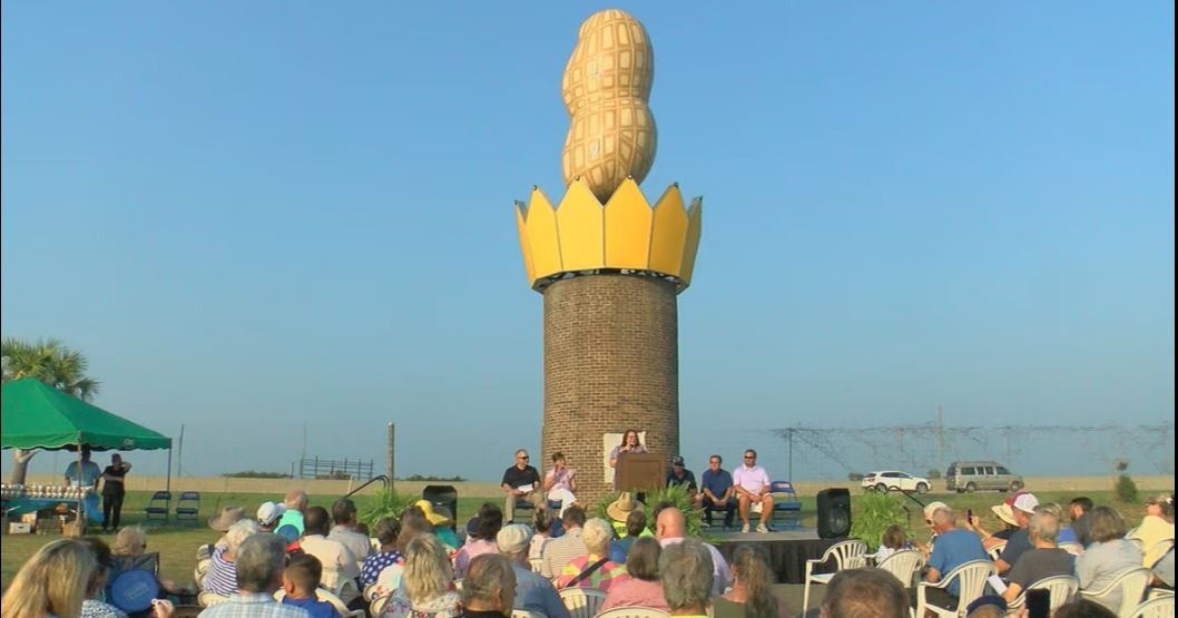 Orgullo de los locales: una ciudad de Georgia devela monumento a un cacahuate gigante