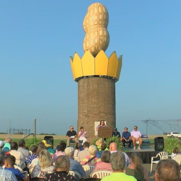 Orgullo de los locales: una ciudad de Georgia devela monumento a un cacahuate gigante