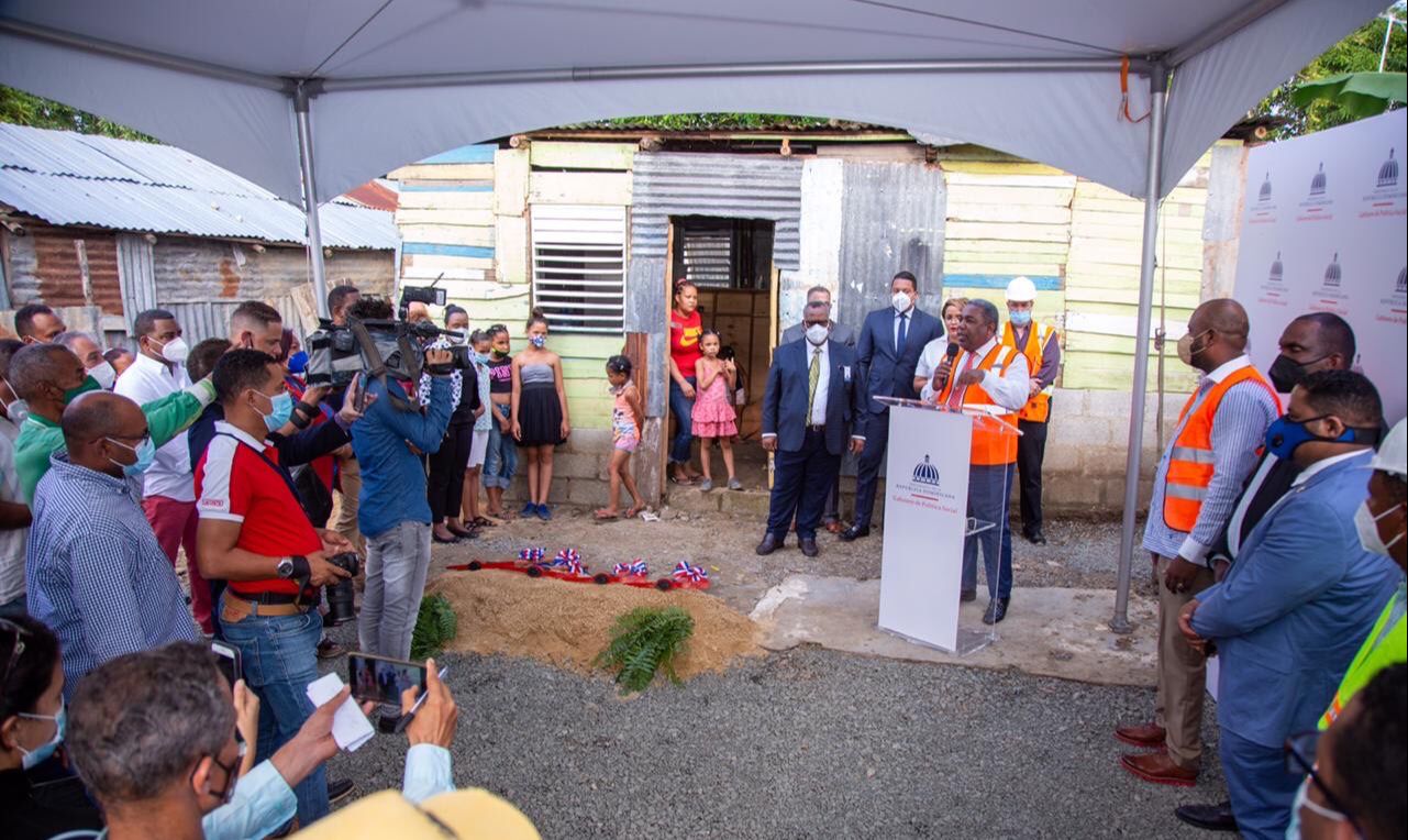 El Gabinete de Política Social inicia cambio de pisos de tierra por cemento reforzado en Los Alcarrizos