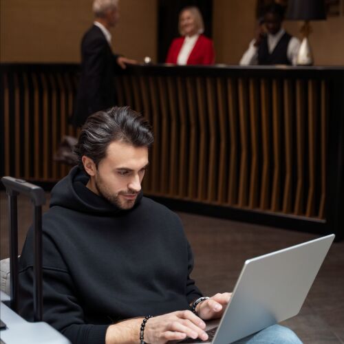 Viajes, redes Wi-Fi y trabajo remoto: el nuevo desafío de la seguridad empresarial en temporada deportiva