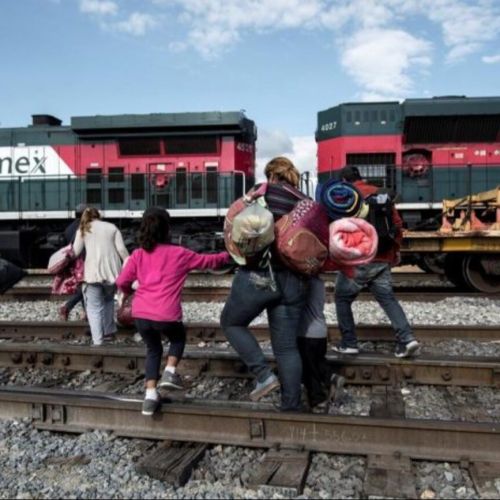 EE.UU. suspende el trámite de trenes en dos pasos fronterizos ante mayor flujo migratorio