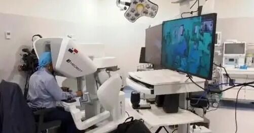 Realizan la primera telecirugía robótica del país