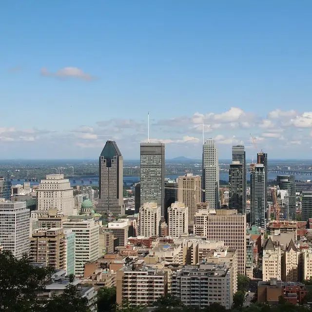 Dirigentes y empresarios reunidos en Montreal para tratar diversos asuntos referidos a la vivienda, transporte y desarrollo económico