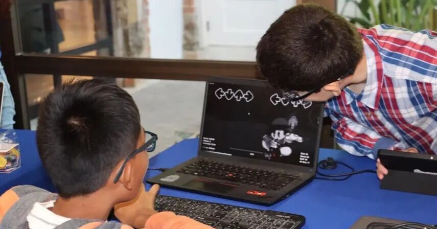 Al menos 200 niños fortalecen competencias digitales en programa tecnológico de la Universidad de Panamá