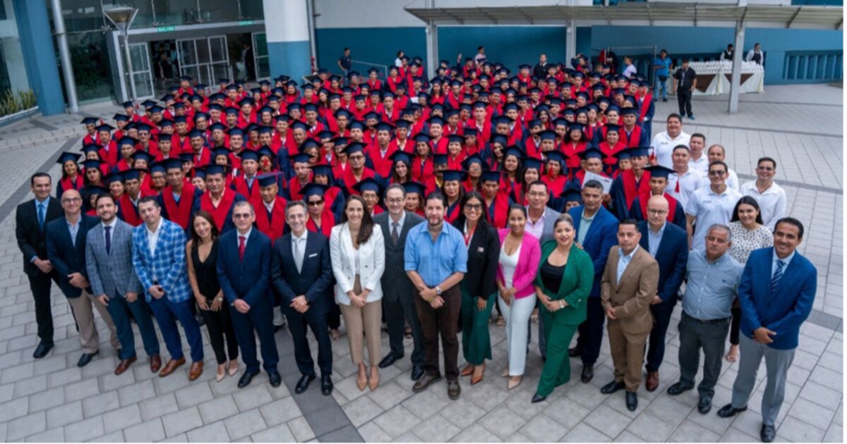 Nestlé a través de Escuelas de Agroemprendimiento gradúa a 400 pequeños cacaoteros ecuatorianos que forman parte de su Plan Cacao