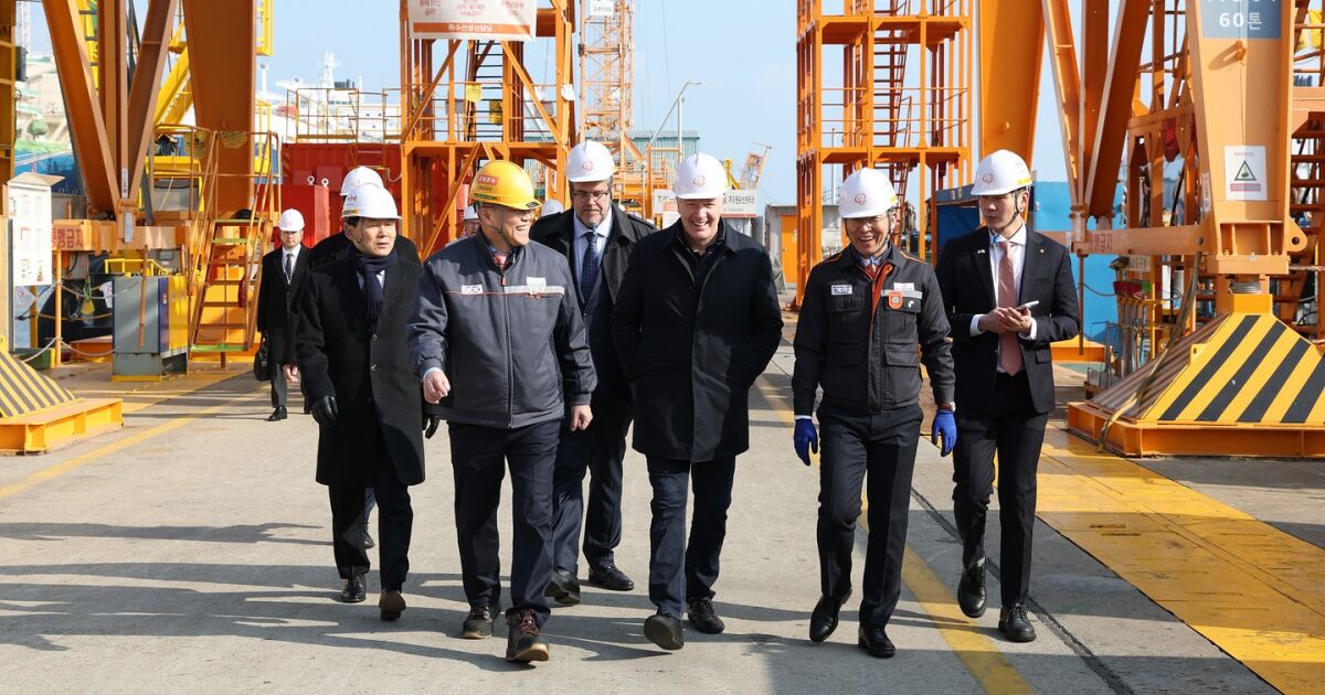 El jefe de adquisiciones de defensa de Canadá visita un astillero coreano y dice que la oferta de submarinos depende de vínculos económicos más amplios