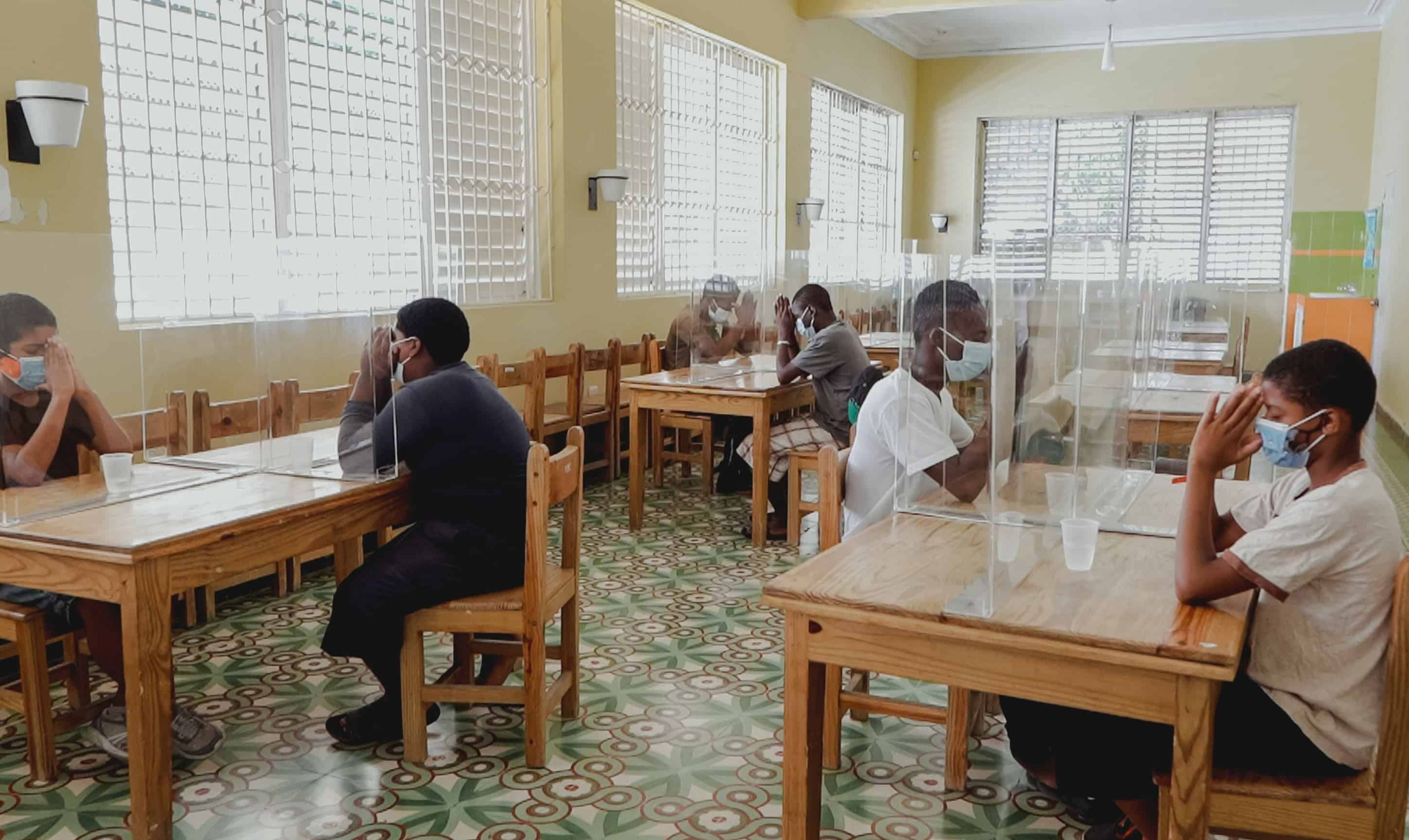Banco Caribe contribuye a prevenir del COVID a niños de Acción Callejera