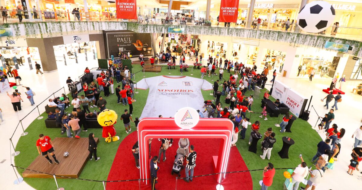 AltaPlaza Mall celebra el orgullo mundialista con una camiseta gigante en apoyo a la Sele