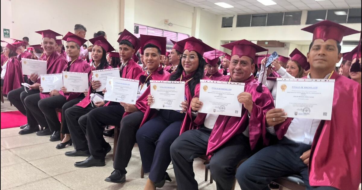 Más de 100 ecuatorianos retoman sus estudios y se gradúan como bachilleres