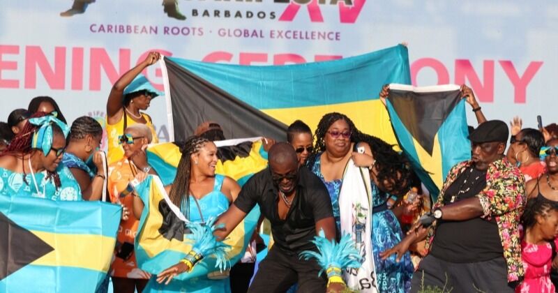 Las Bahamas se unen al Desfile de las Naciones en Carifesta XV en Barbados