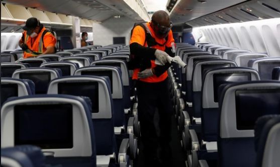 Delta duplica los limpiadores de cabina y compra kits para detectar gérmenes