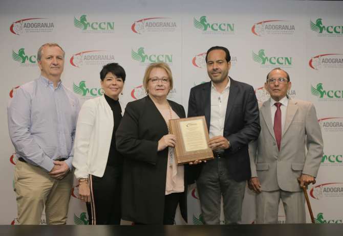 Centro Cuesta Nacional recibe de ADOGRANJA reconocimiento por la calidad de su carne de cerdo fresca y dominicana
