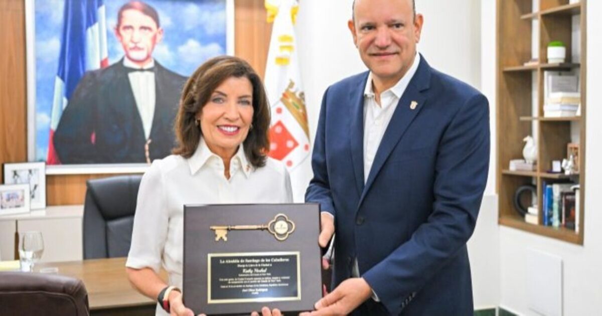 Ayuntamiento de Santiago entrega llave de la ciudad a gobernadora Kathy Hochul y declara “Hijo Distinguido” a Adriano Espaillat
