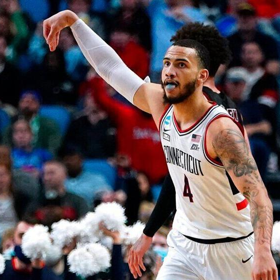 Tyrese Martin se encuentra con los Atlanta Hawks