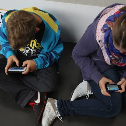Adicción a las redes sociales: EE. UU. debate poner avisos de salud mental como en el tabaco