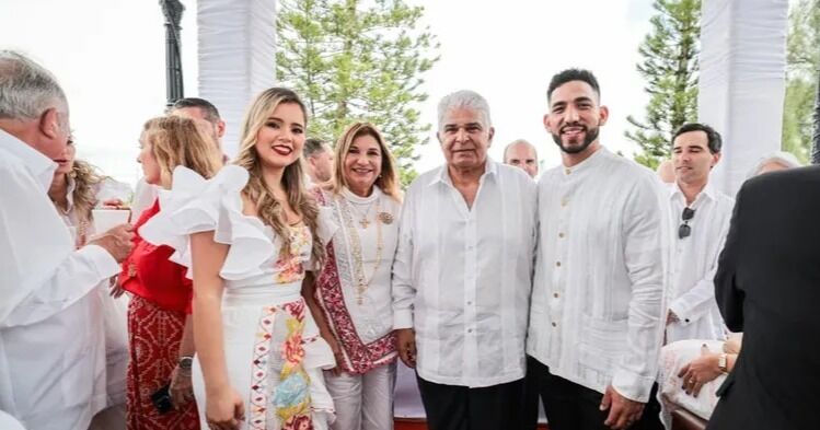 Presidente Mulino recibe al pelotero panameño José 'Chema' Caballero en el Palacio de las Garzas