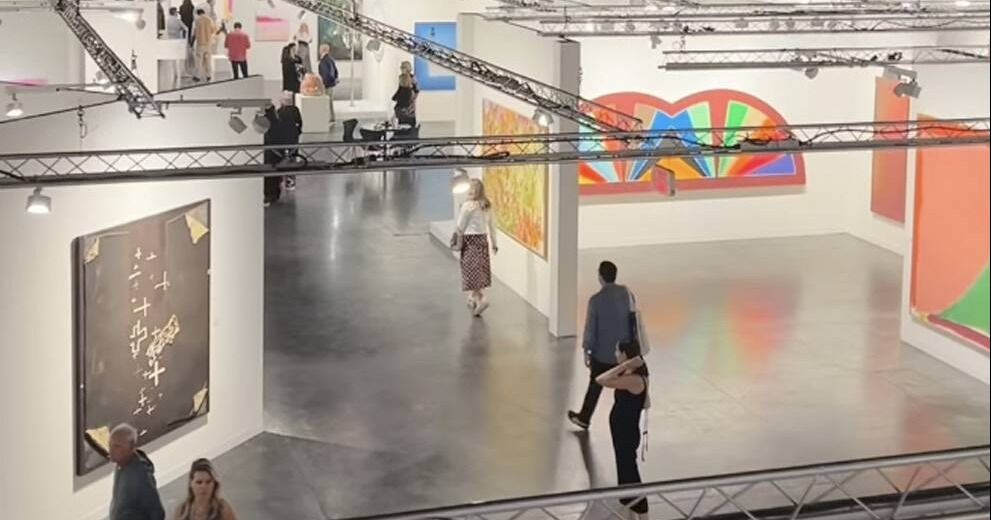 8 atracciones inolvidables en Art Basel 2025, como la Biblioteca en la Playa