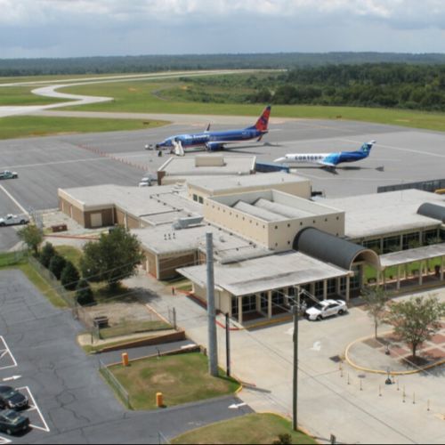 Forman a jóvenes controladores aéreos para combatir la escasez de personal de la FAA