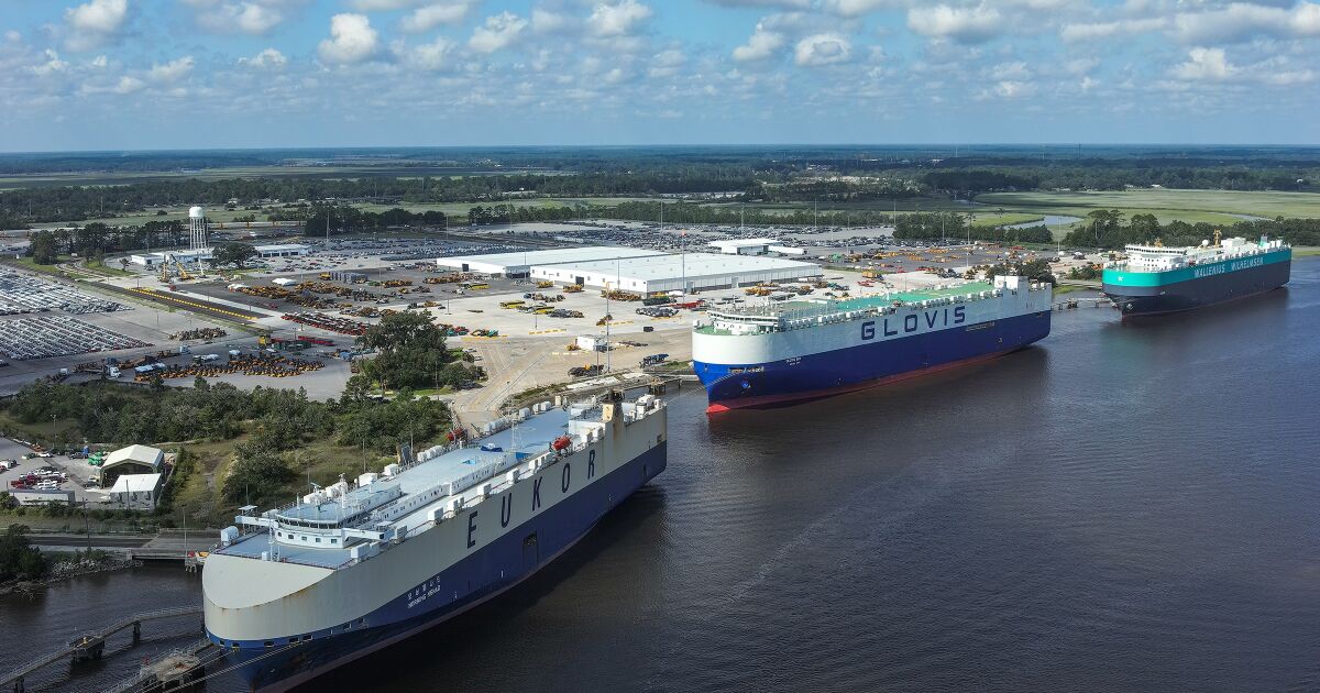El puerto de Brunswick establece un récord en automóviles y maquinaria