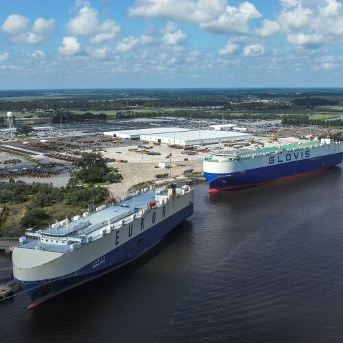 El puerto de Brunswick establece un récord en automóviles y maquinaria