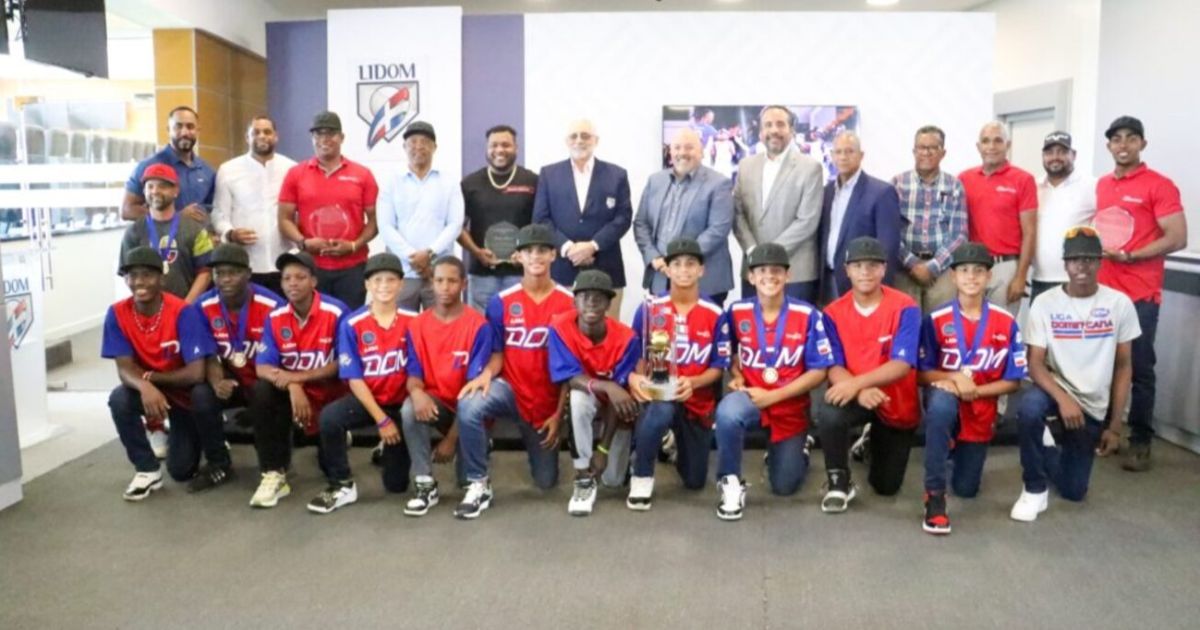 LIDOM recibe la copa de campeones de la Serie del Caribe Kids 2024