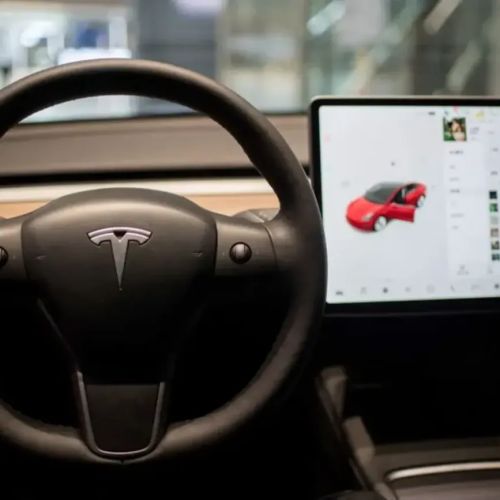 Tesla fabrica casi dos millones de vehículos en 2023