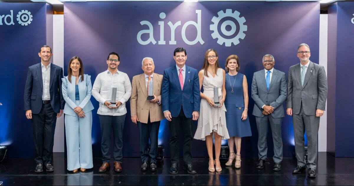 AIRD reconoce a periodistas por industria nacional